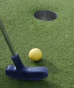 buca minigolf pallina